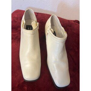 AJ Valenci Women White Leather Ankle Boot Size 8.5W flaw Comfortable Chunky Heel